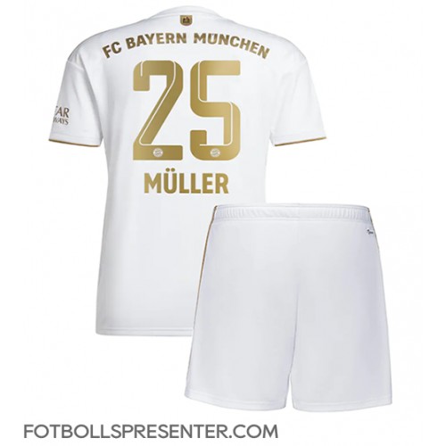 Bayern Munich Thomas Muller #25 Bortatröja Barn 2022-23 Kortärmad (+ korta byxor)